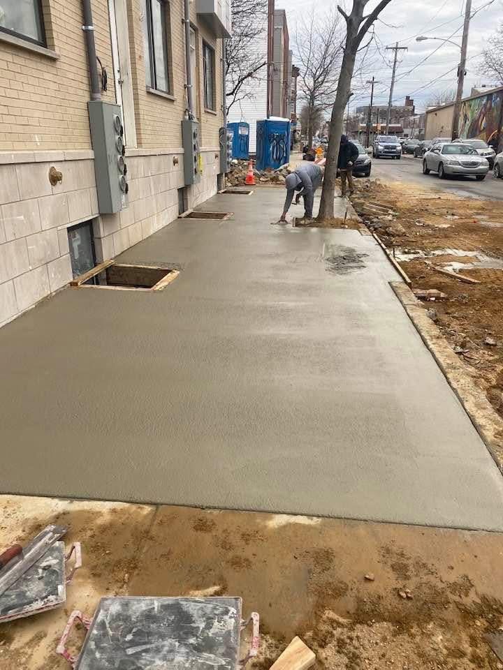 Concrete sidewalk pour
